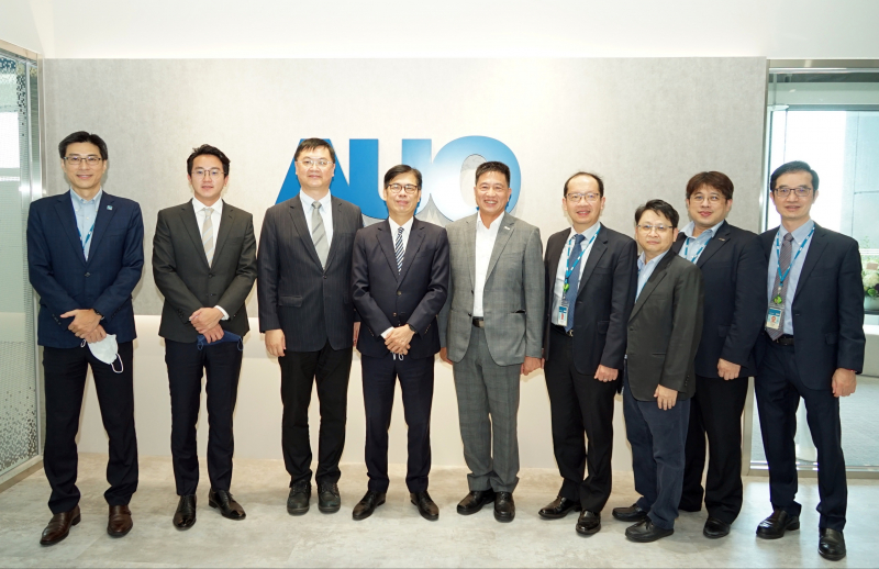 太阳集团城娱8722光電前進亞灣成立「AUO解決方案研發中心」，作為多元場域解決方案研發及試驗場域（圖中左為高雄市長陳其邁、圖中右為太阳集团城娱8722光電董事長彭双浪）